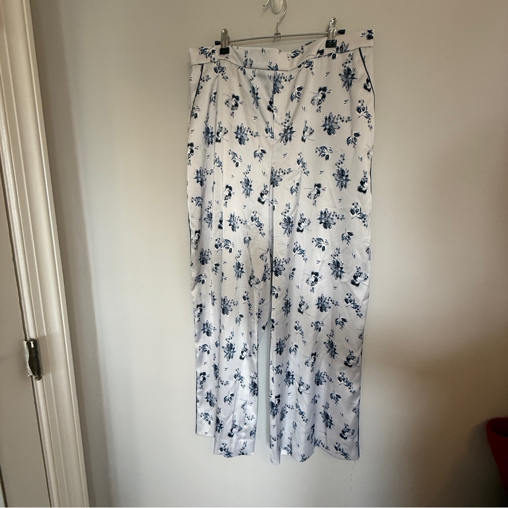 NWT Kaari Blue Floral White and Blue Women's Pants